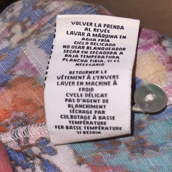 Ruby Rd floral button down top. EUC w extra button 🌸 - Picture 8 of 8